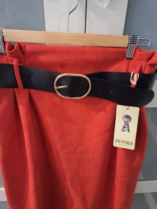 Falda ONE WORLD roja con cinturón negro