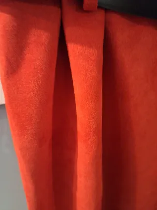 Falda ONE WORLD roja con cinturón negro