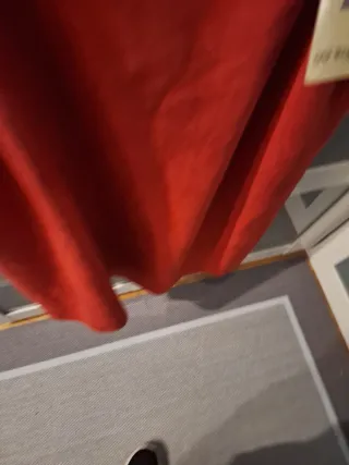 Falda ONE WORLD roja con cinturón negro