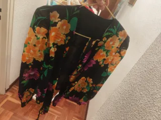 Blusa cruzada floral vintage