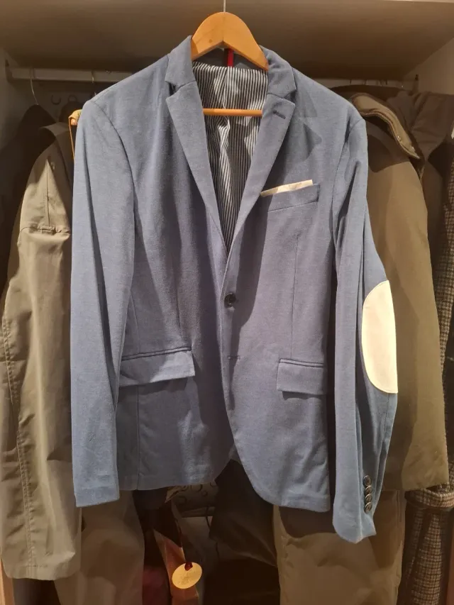 Americana azul con codera blanca