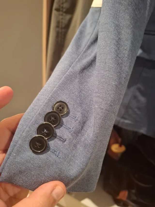 Americana azul con codera blanca