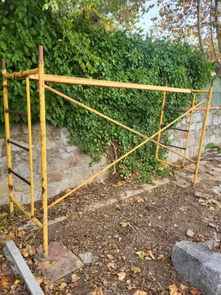 Andamios de obra amarillos