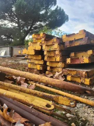 Andamios de obra amarillos