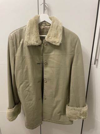 Abrigo de cuero beige con cuello de pelo