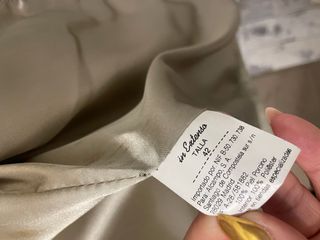 Abrigo de cuero beige con cuello de pelo