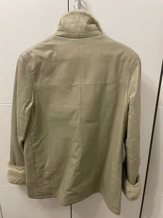 Abrigo de cuero beige con cuello de pelo