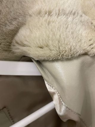 Abrigo de cuero beige con cuello de pelo