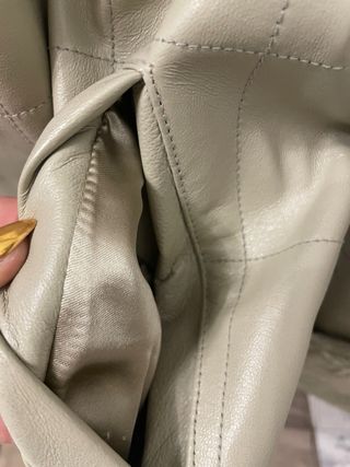 Abrigo de cuero beige con cuello de pelo