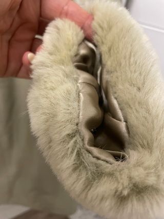 Abrigo de cuero beige con cuello de pelo