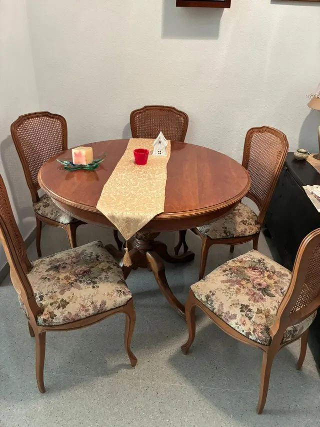 Mesa redonda extensible vintage con 6 sillas