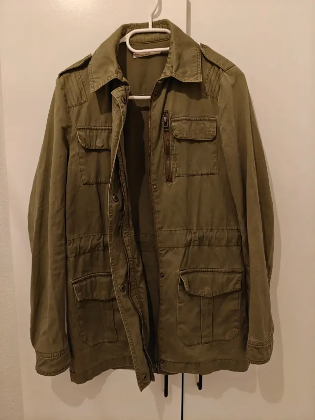 Chaqueta verde militar con cremalleras