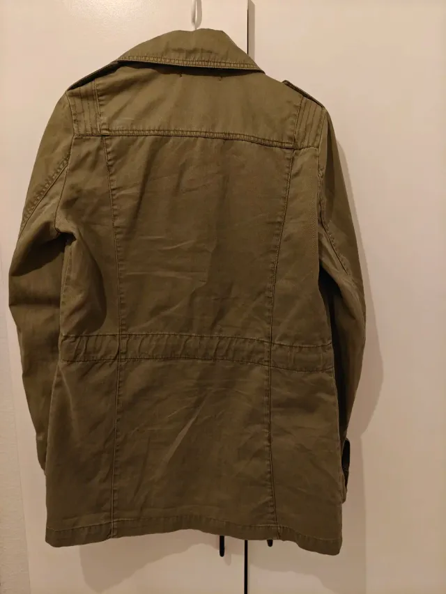 Chaqueta verde militar con cremalleras