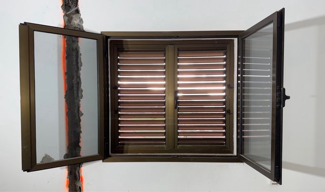Ventana y persiana de aluminio marrón