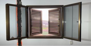 Ventana y persiana de aluminio marrón