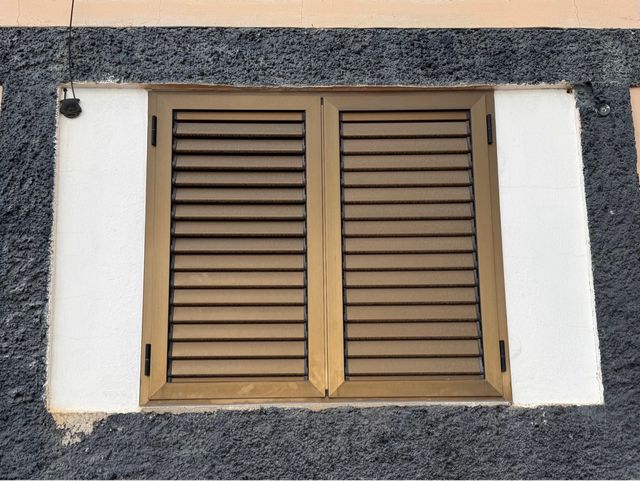 Ventana y persiana de aluminio marrón