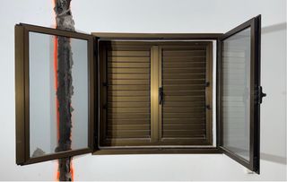 Ventana y persiana de aluminio marrón