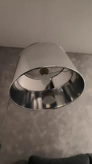 Lámpara de pie moderna metal y plástico.