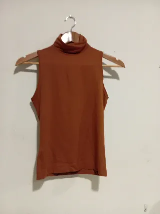 Top sin mangas marrón cuello alto