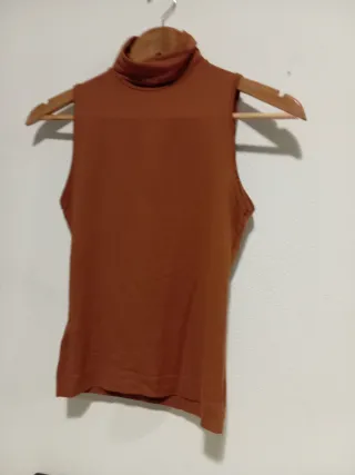 Top sin mangas marrón cuello alto