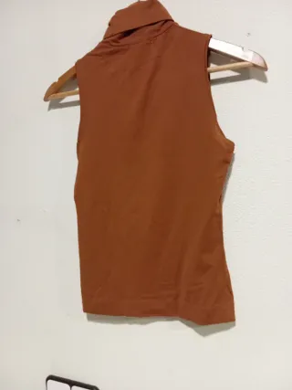 Top sin mangas marrón cuello alto