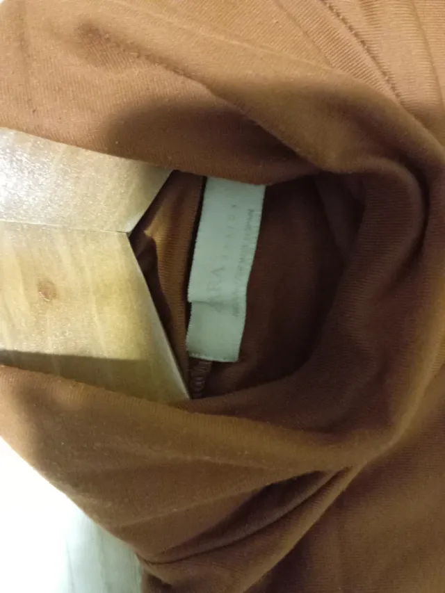 Top sin mangas marrón cuello alto