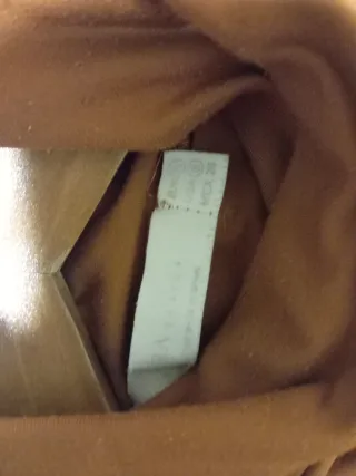 Top sin mangas marrón cuello alto