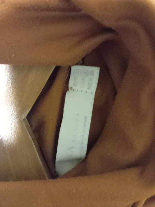 Top sin mangas marrón cuello alto