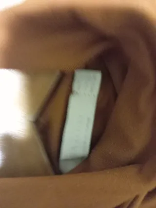 Top sin mangas marrón cuello alto