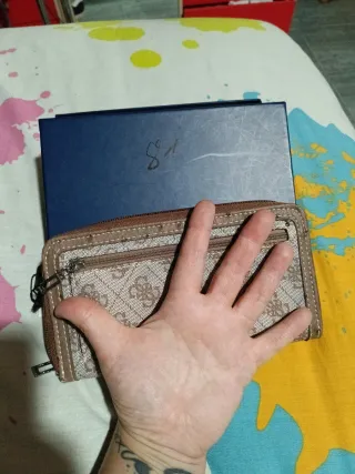 Monedero grande Guess beige y marrón