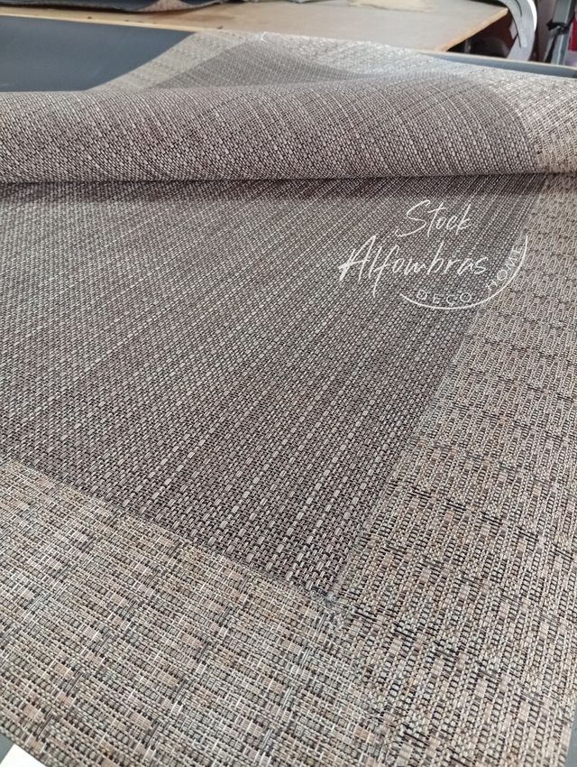 Tappeti in vinile beige e marrone su misura