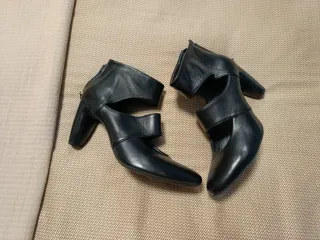 Botines de piel negros