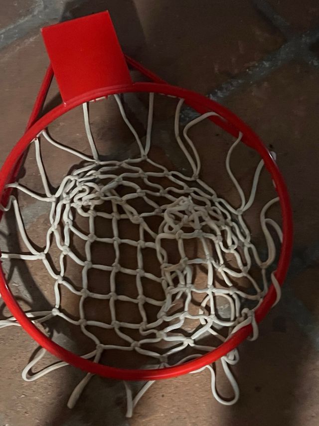 Canasta de baloncesto de pared roja