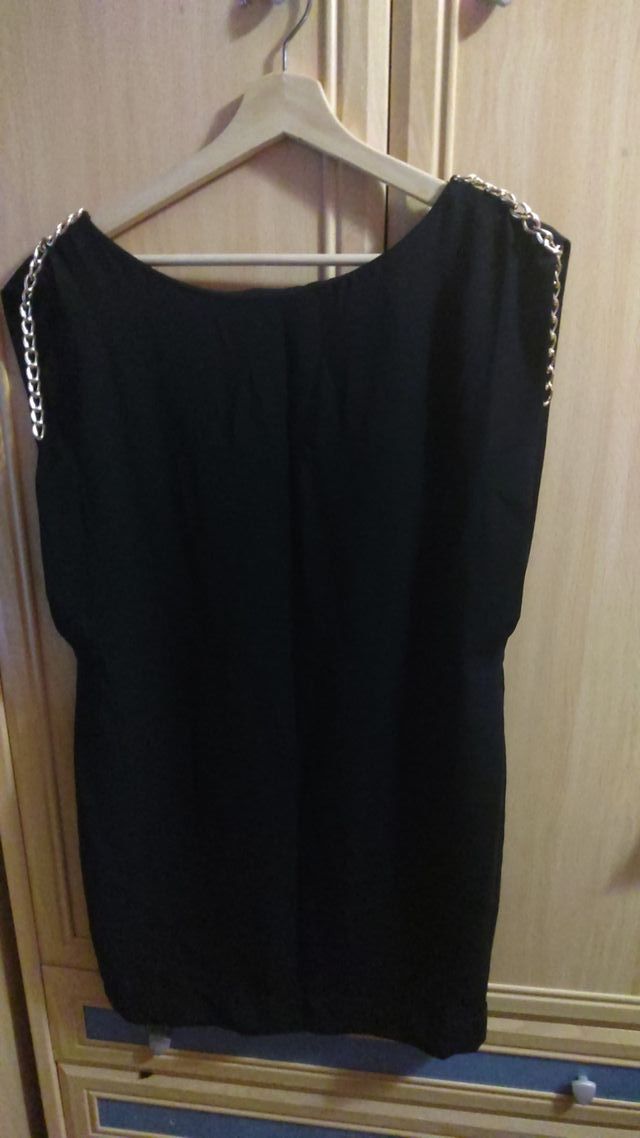 Vestido negro de Blanco Talla M con cadenas