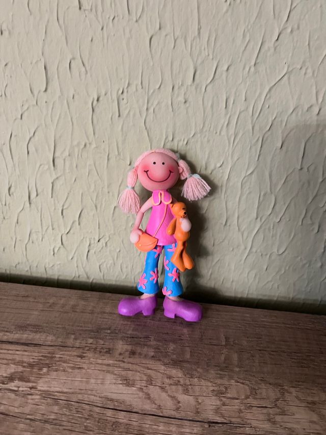 Figura muñeca niña con osito y bolso