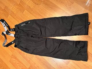 Pantalón de nieve negro con tirantes de 10 años