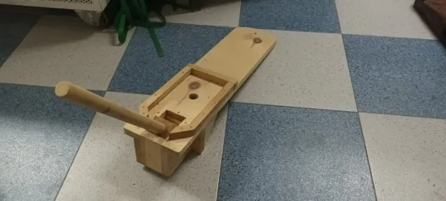 Partidor de aceitunas de madera