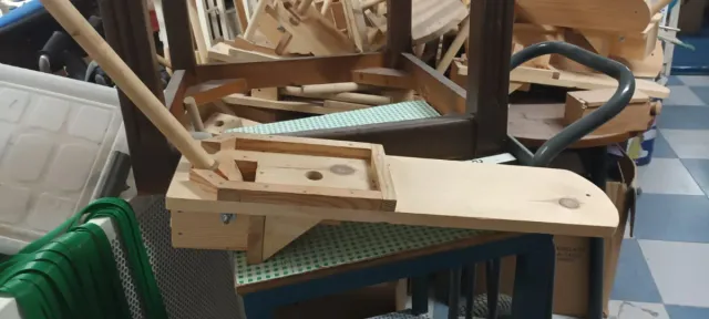 Partidor de aceitunas de madera