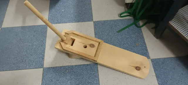 Partidor de aceitunas de madera