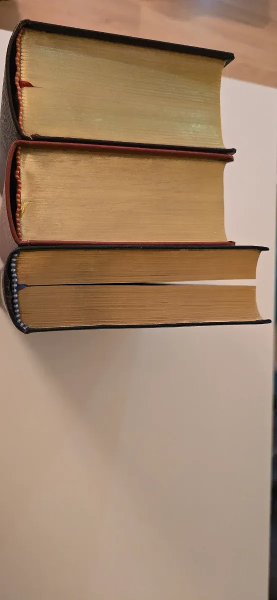 Libros con canto dorado