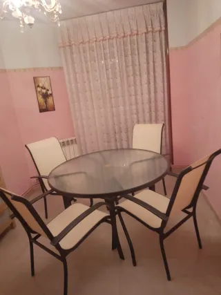 Mesa redonda cristal, 4 sillas ,con fundasacolchad