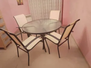 Mesa redonda cristal, 4 sillas ,con fundasacolchad