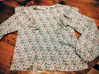 Blusa floral con volantes