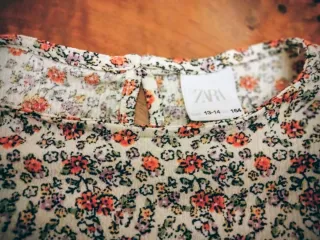 Blusa floral con volantes