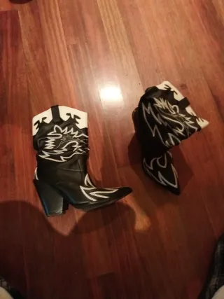 Botas vaqueras negras y blancas