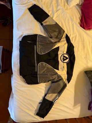 Chaquetas de moto y pantalones. talla M, L y XL.