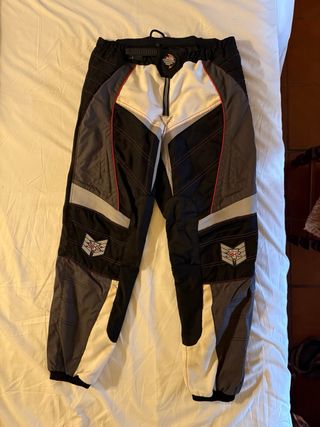 Chaquetas de moto y pantalones. talla M, L y XL.