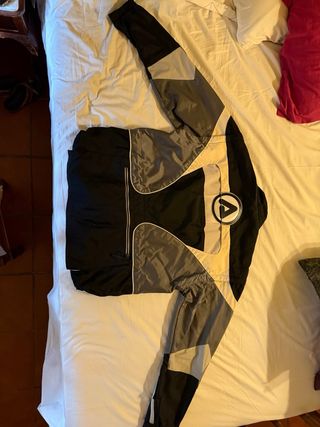 Chaquetas de moto y pantalones. talla M, L y XL.