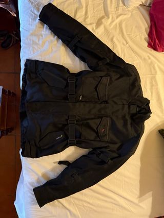 Chaquetas de moto y pantalones. talla M, L y XL.