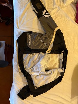 Chaquetas de moto y pantalones. talla M, L y XL.